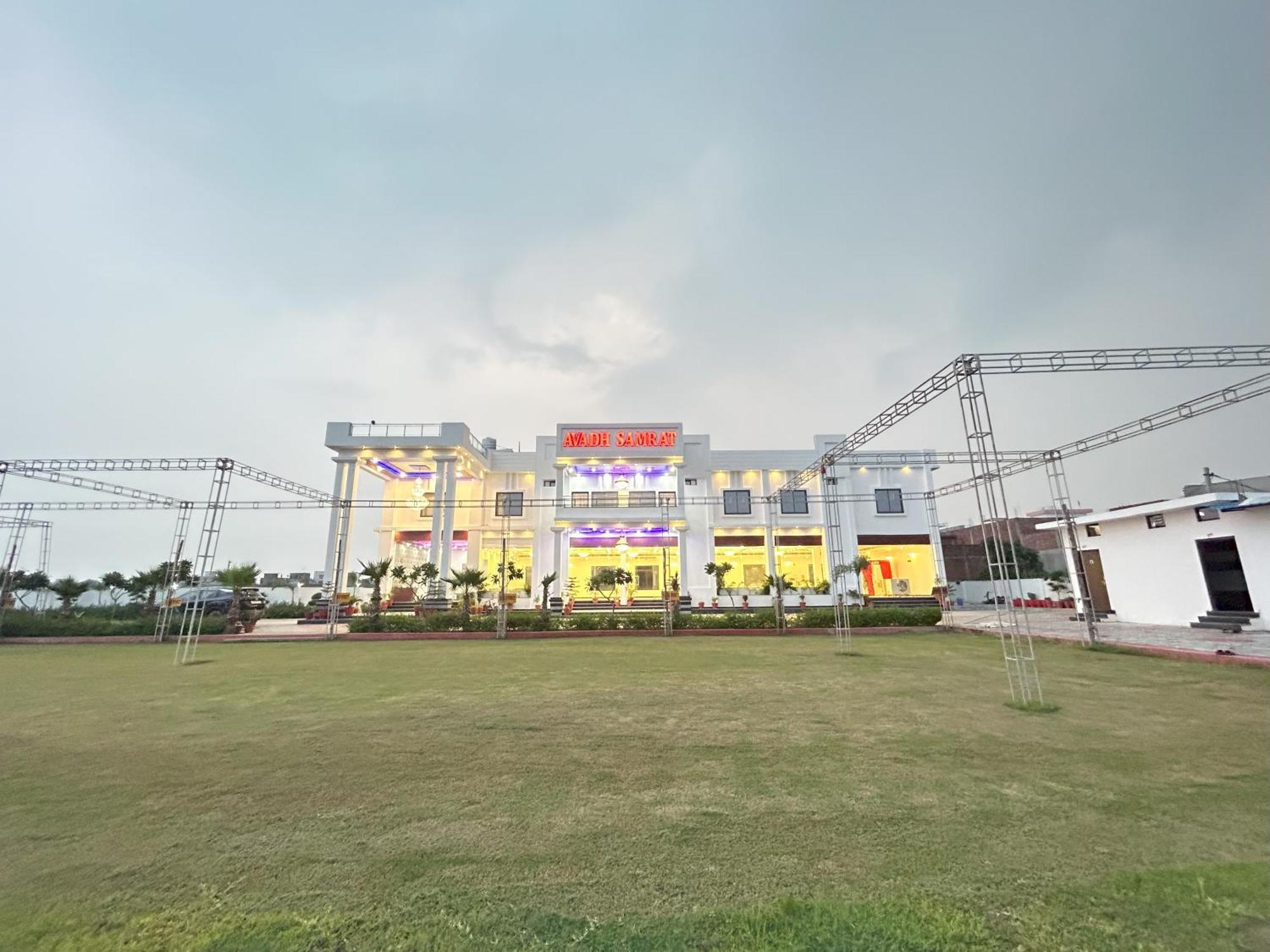 Awadh Samrat Resort Ayodhya Buitenkant foto