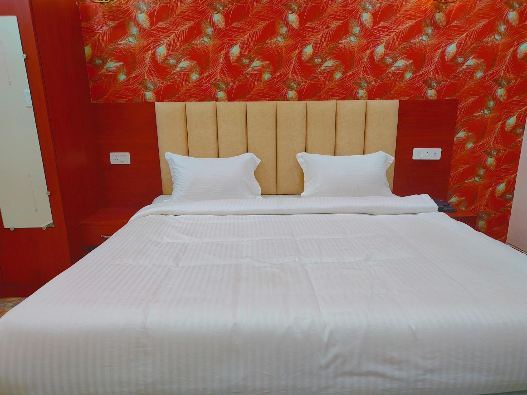 Awadh Samrat Resort Ayodhya Buitenkant foto