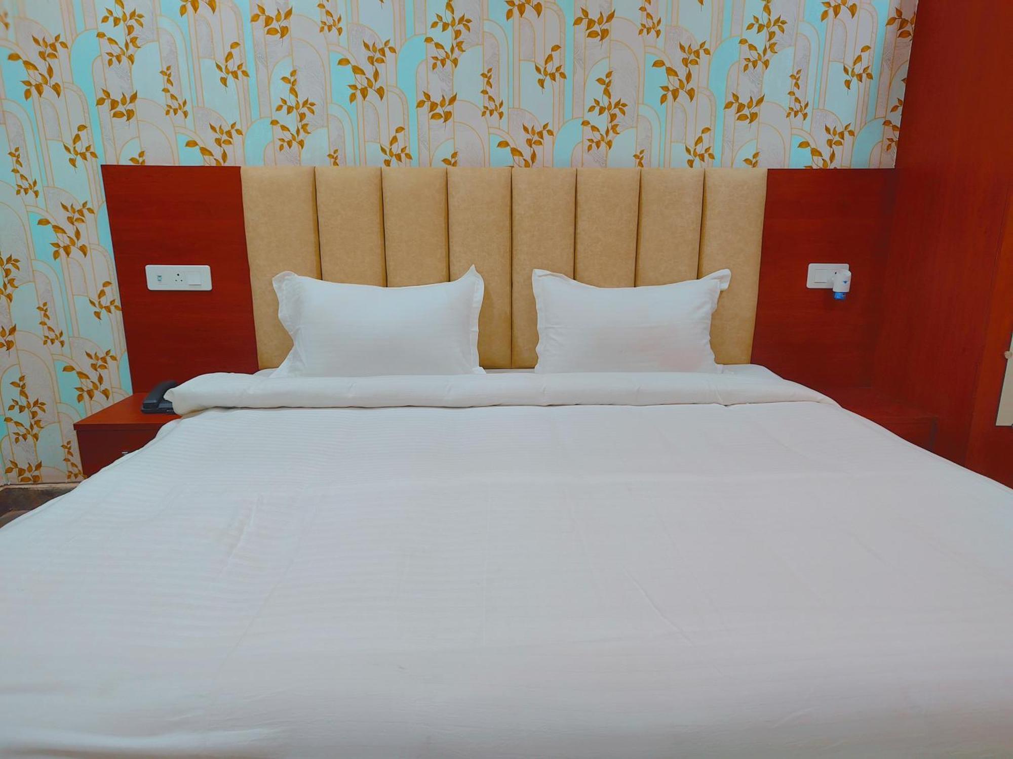 Awadh Samrat Resort Ayodhya Buitenkant foto