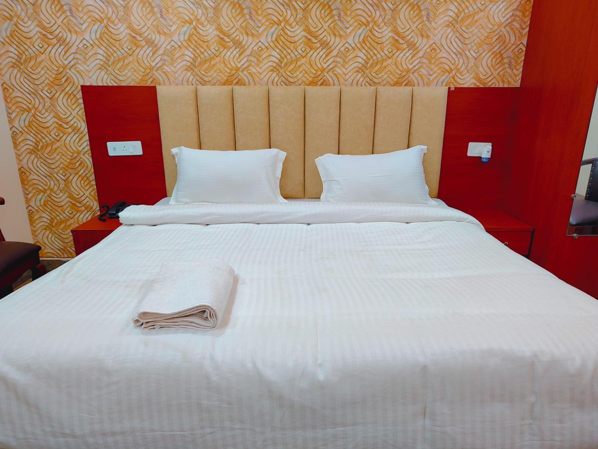 Awadh Samrat Resort Ayodhya Buitenkant foto
