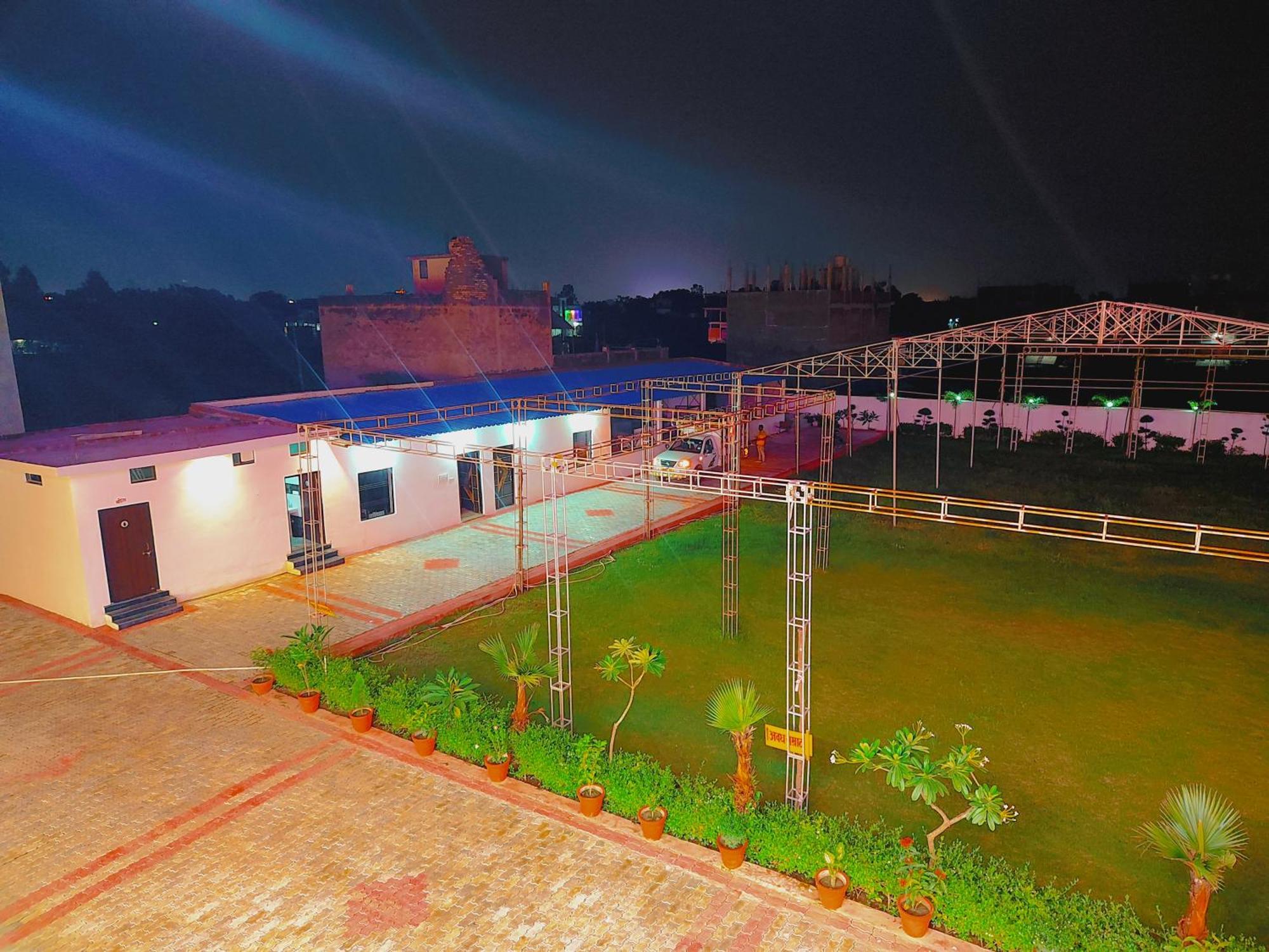 Awadh Samrat Resort Ayodhya Buitenkant foto