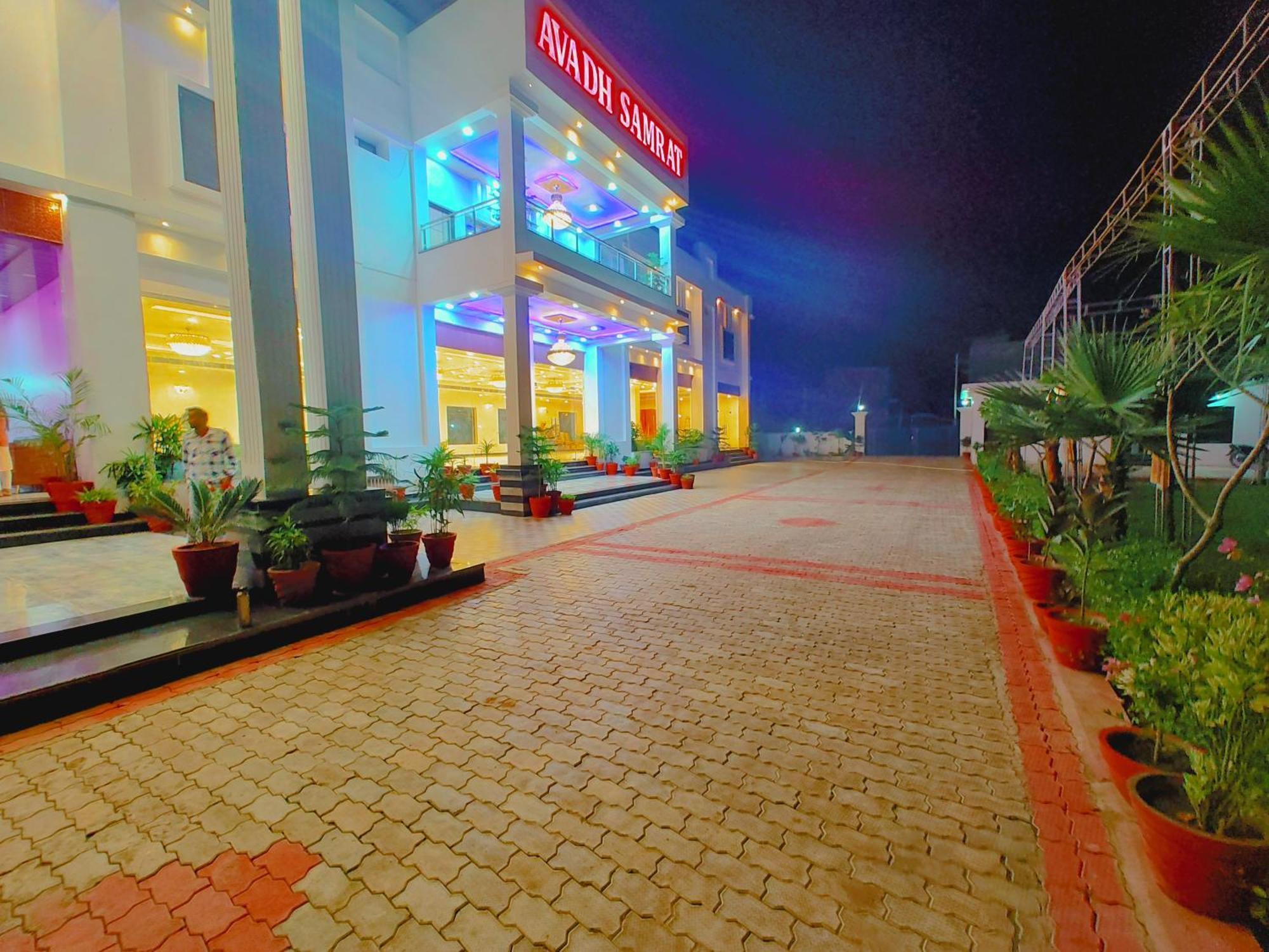 Awadh Samrat Resort Ayodhya Buitenkant foto