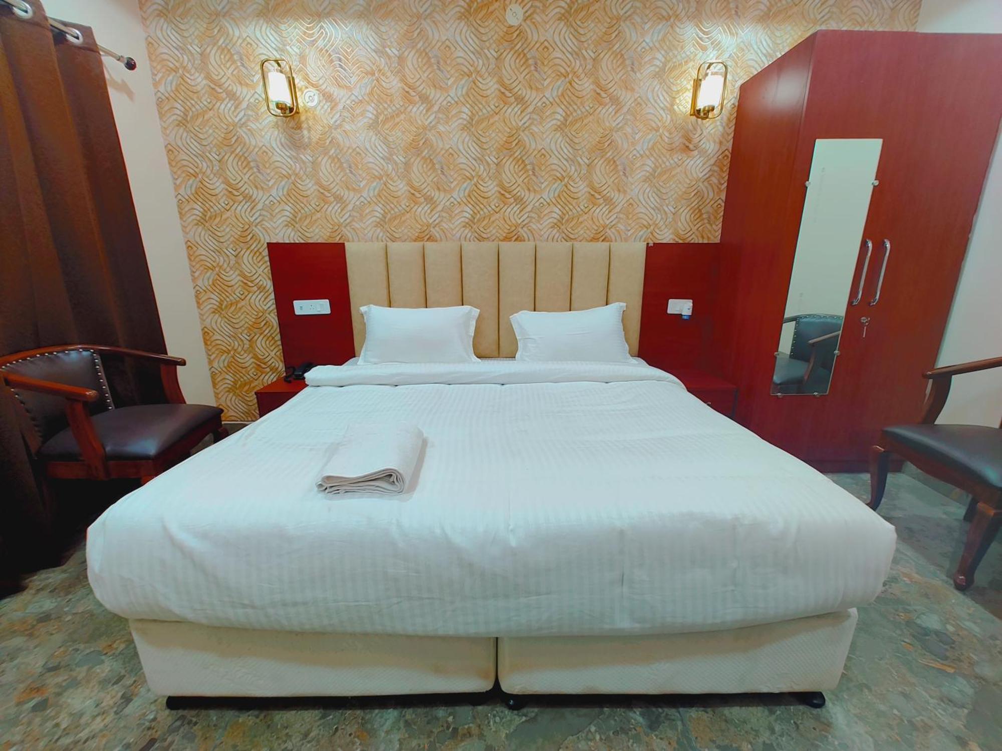Awadh Samrat Resort Ayodhya Buitenkant foto
