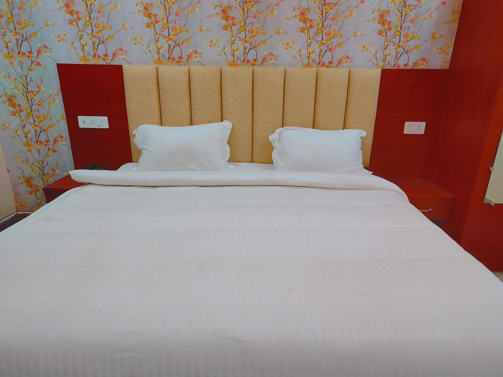 Awadh Samrat Resort Ayodhya Buitenkant foto