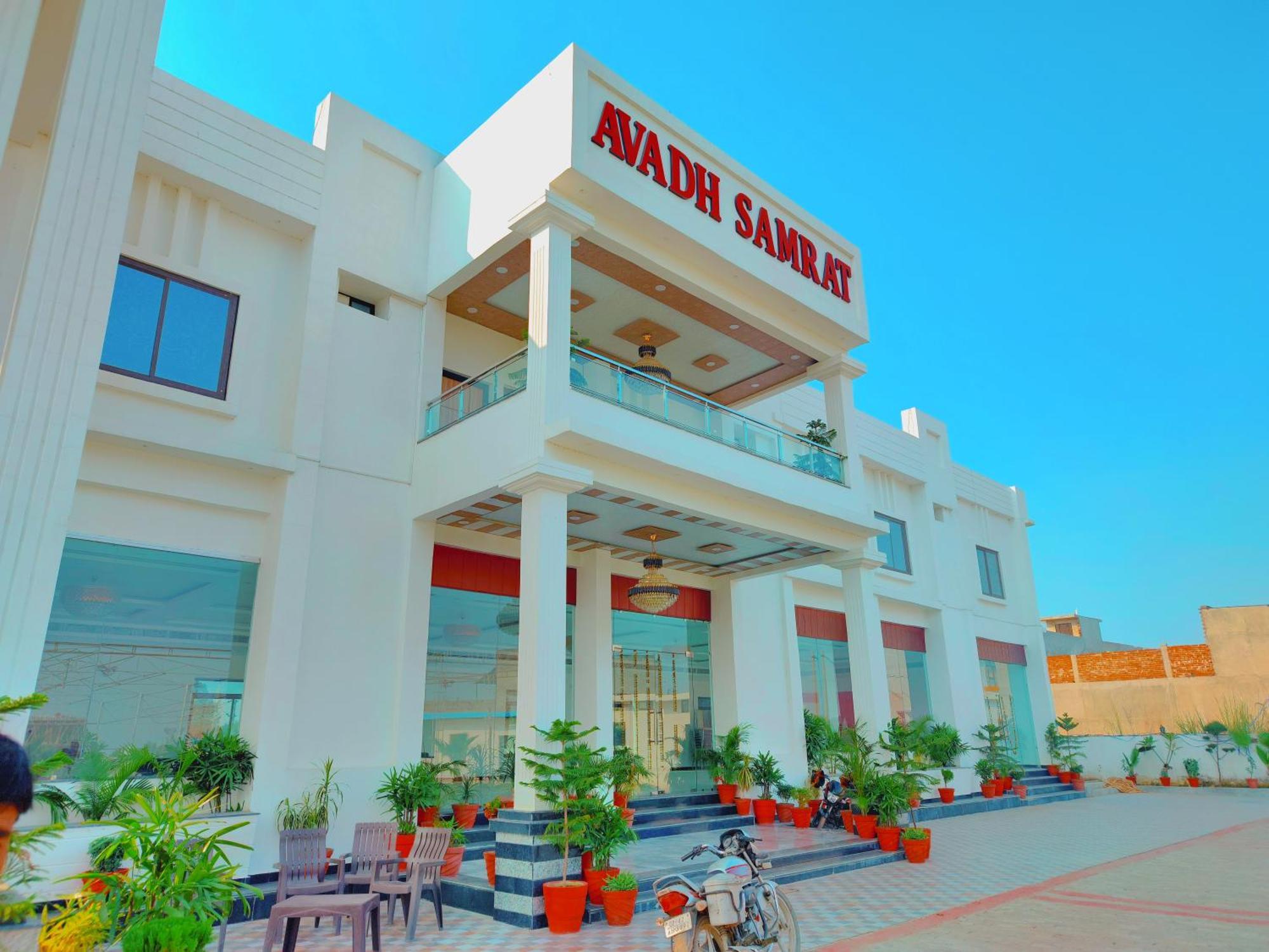 Awadh Samrat Resort Ayodhya Buitenkant foto