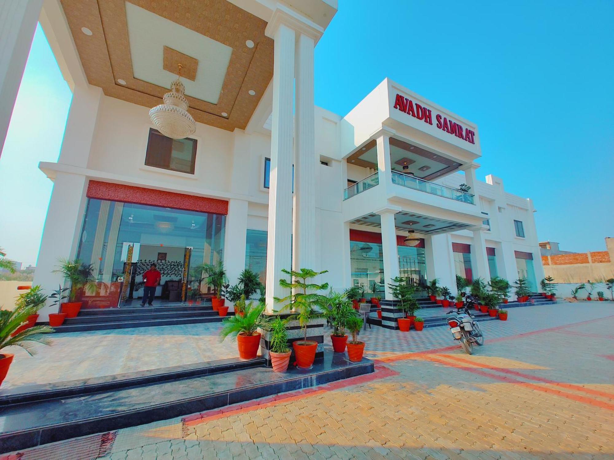 Awadh Samrat Resort Ayodhya Buitenkant foto