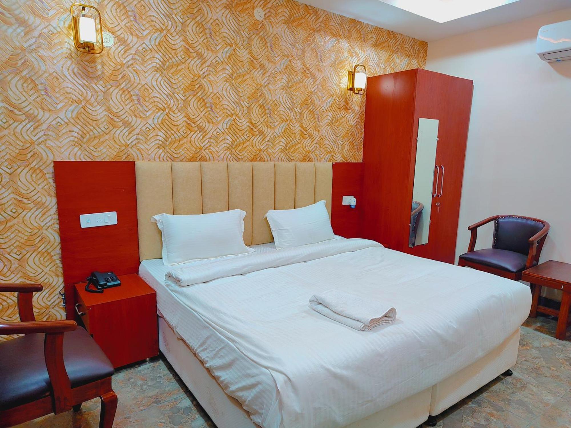 Awadh Samrat Resort Ayodhya Buitenkant foto