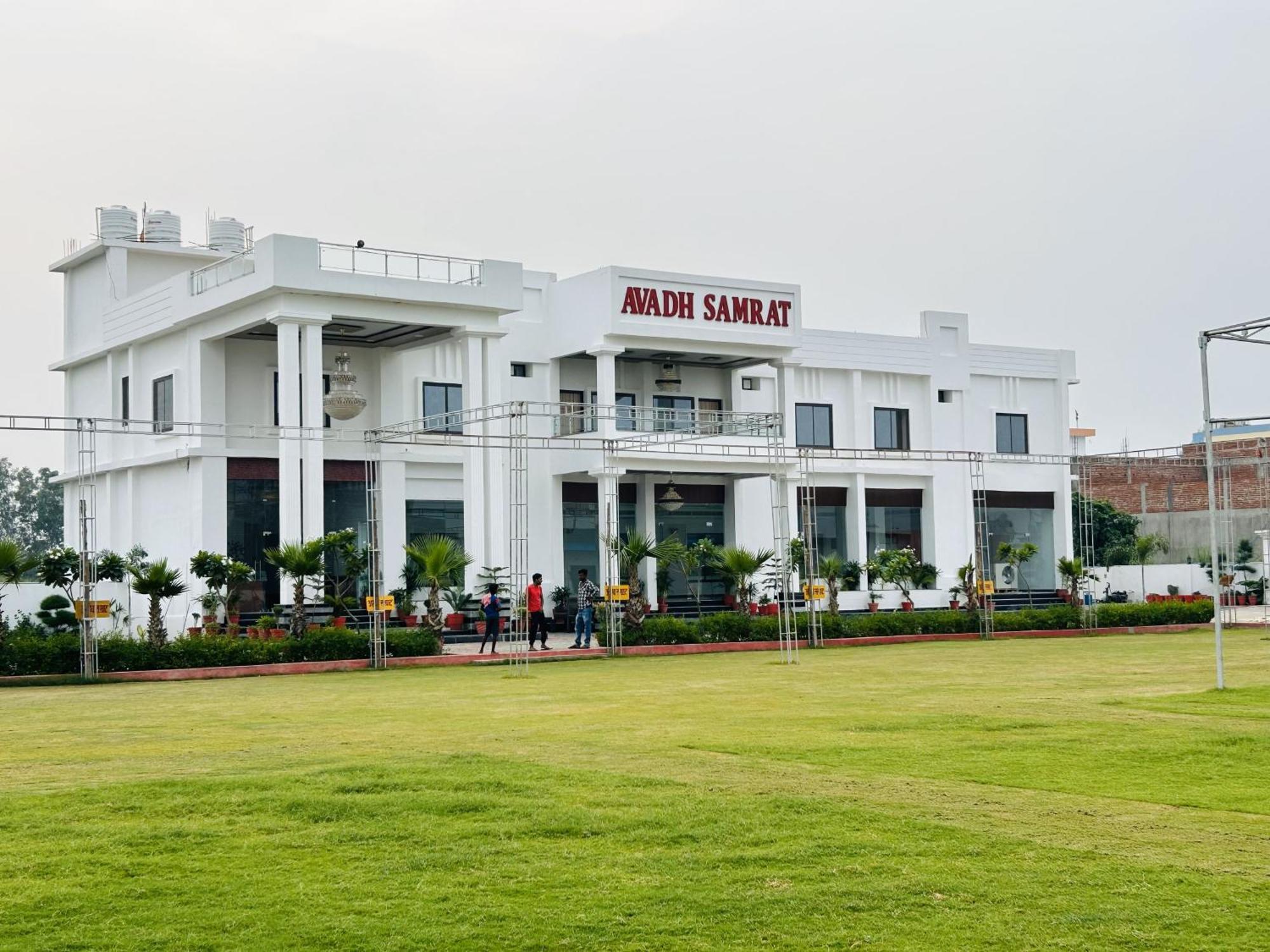 Awadh Samrat Resort Ayodhya Buitenkant foto