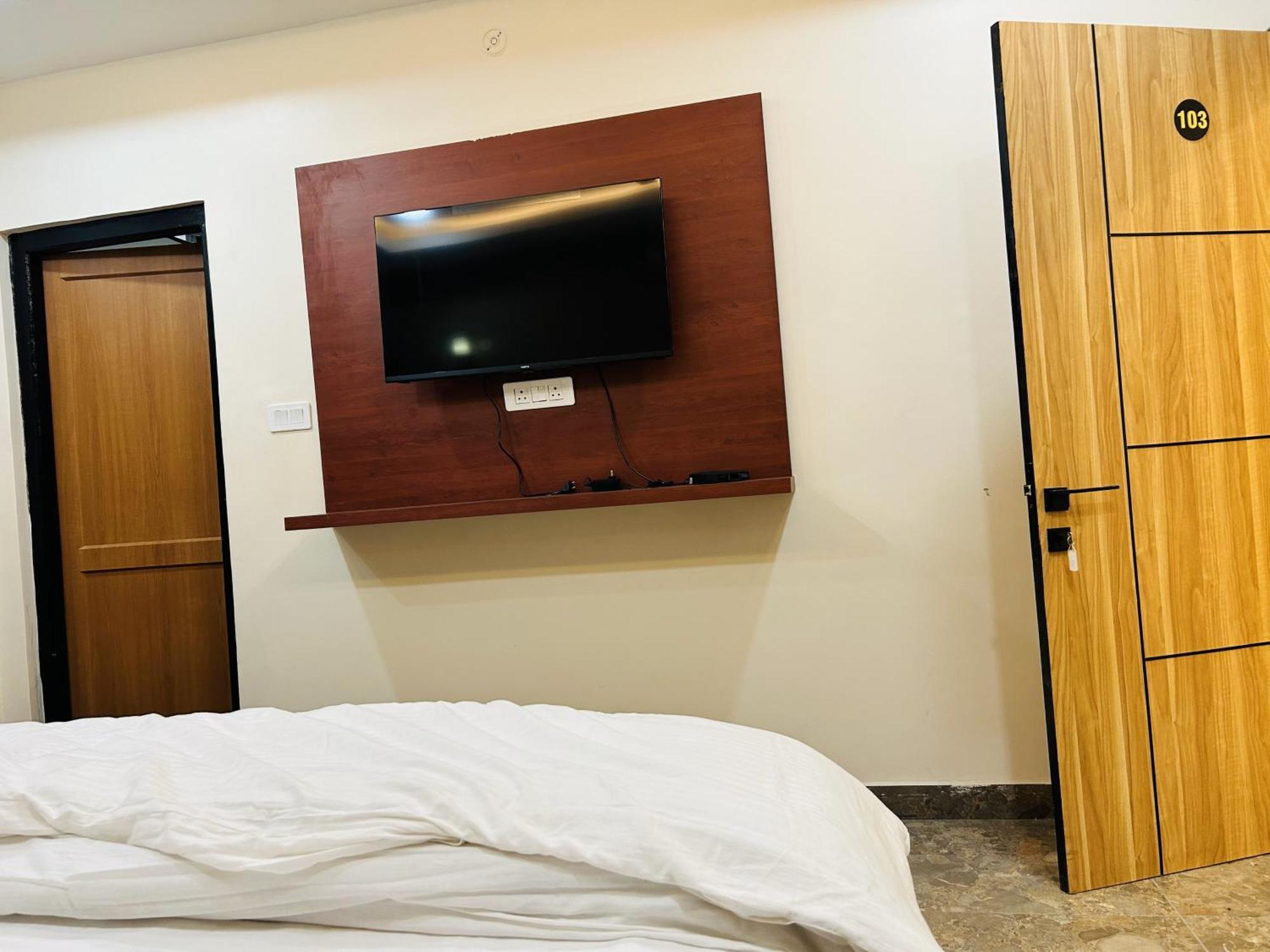 Awadh Samrat Resort Ayodhya Buitenkant foto
