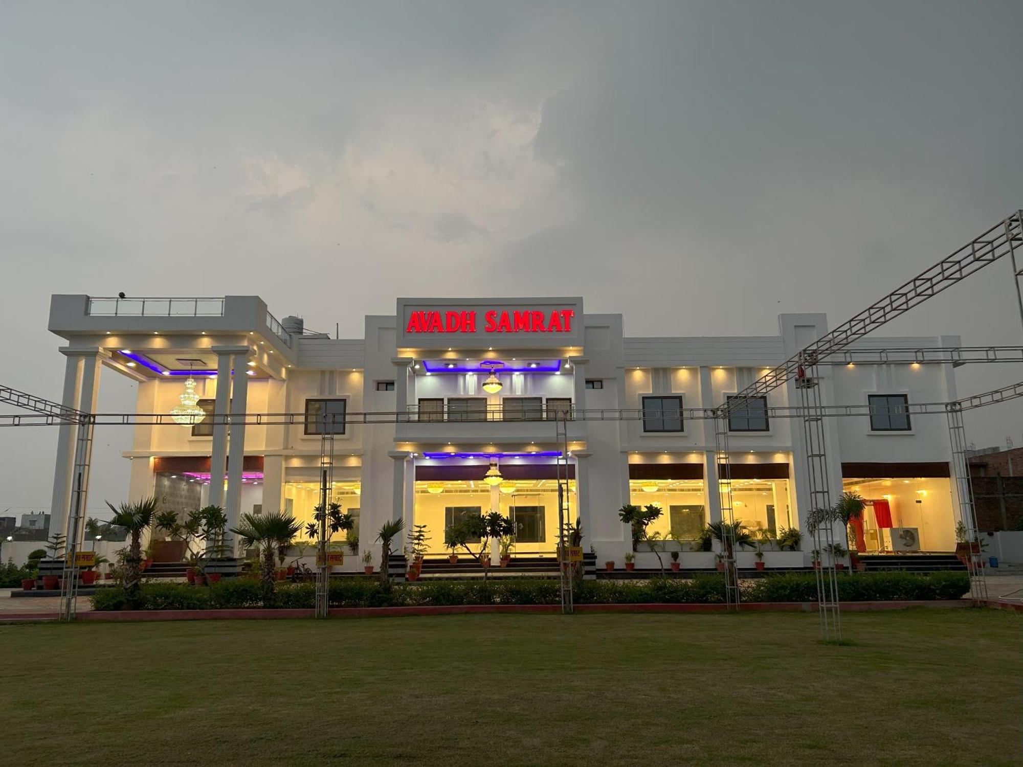 Awadh Samrat Resort Ayodhya Buitenkant foto