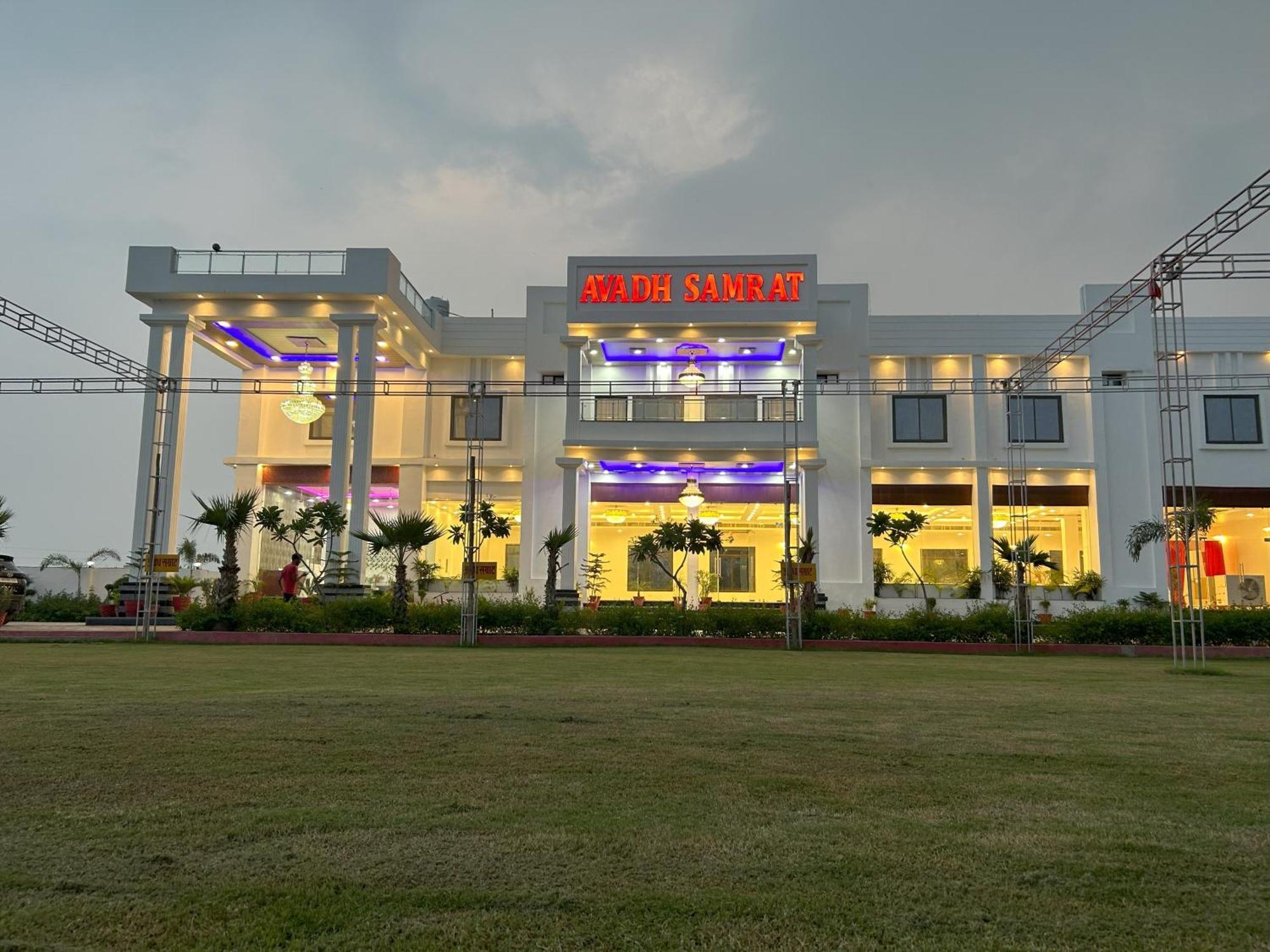 Awadh Samrat Resort Ayodhya Buitenkant foto